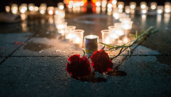 Акция в память о погибшем в Сирии пилоте Су-25 майоре Романе Филипове у памятника авиаторам-черноморцам в Севастополе. Архивное фото Акция в память о погибшем в Сирии пилоте Су-25 майоре Романе Филипове у памятника авиаторам-черноморцам в Севастополе. Архивное фото