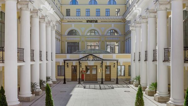 Вход в официальную гостиницу Государственного Эрмитажа Вход в официальную гостиницу Государственного Эрмитажа