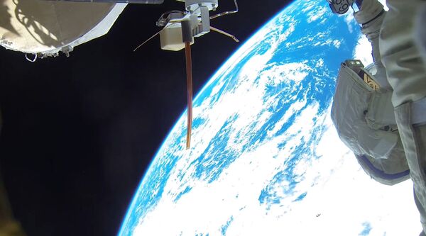Космонавты Роскосмоса Антон Шкаплеров и Александр Мисуркин во время выхода в открытый космос. 6 февраля 2018 Космонавты Роскосмоса Антон Шкаплеров и Александр Мисуркин во время выхода в открытый космос. 6 февраля 2018