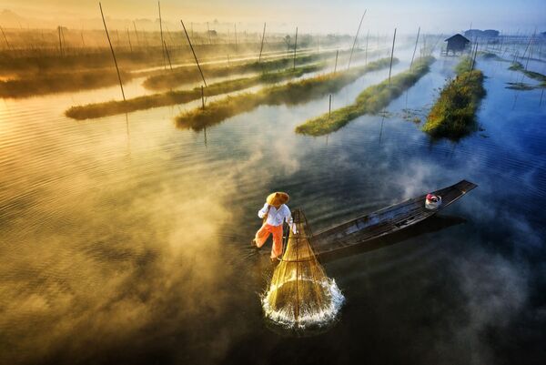 Снимок Рыбалка на восходе солнца (Sun's Up, Nets Out) фотографа Zay Yar Lin, занявший первое место в категории Пейзаж.Профессионалы Снимок Рыбалка на восходе солнца (Sun's Up, Nets Out) фотографа Zay Yar Lin, занявший первое место в категории Пейзаж.Профессионалы