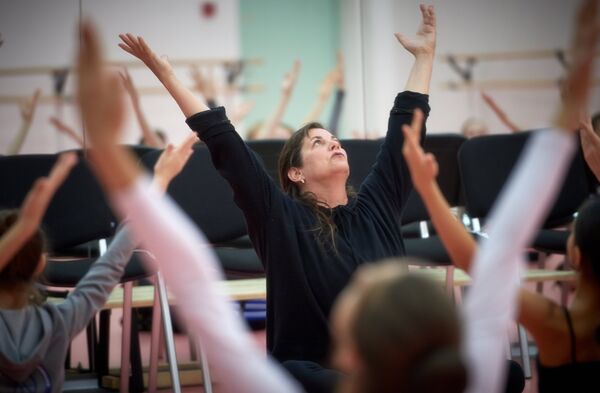 Представительница американского танцевального ансамбля The Martha Graham Dance Company, хореограф Дэнис Вейл на открытом уроке в Академии танца Бориса Эйфмана Представительница американского танцевального ансамбля The Martha Graham Dance Company, хореограф Дэнис Вейл на открытом уроке в Академии танца Бориса Эйфмана