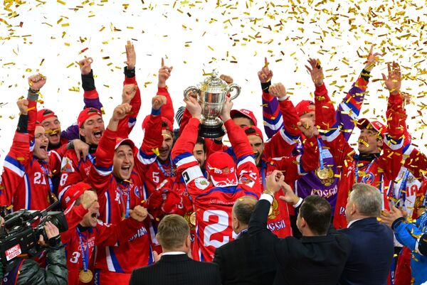 Игроки сборной России, занявшие первое место в чемпионате мира по хоккею с мячом, на церемонии награждения Игроки сборной России, занявшие первое место в чемпионате мира по хоккею с мячом, на церемонии награждения