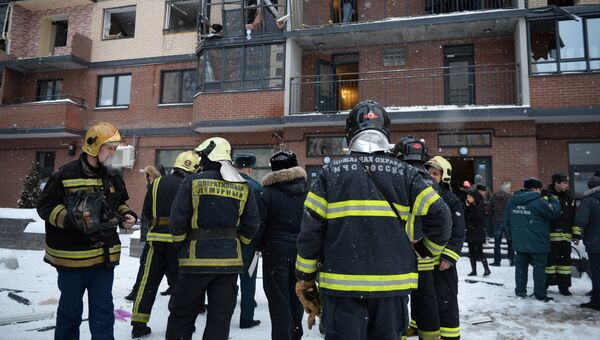Сотрудники МЧС ликвидируют последствия взрыва газового баллона в жилом многоэтажном доме на улице Репищева, дом 10 в Санкт-Петербурге. 9 февраля 2018 Сотрудники МЧС ликвидируют последствия взрыва газового баллона в жилом многоэтажном доме на улице Репищева, дом 10 в Санкт-Петербурге. 9 февраля 2018