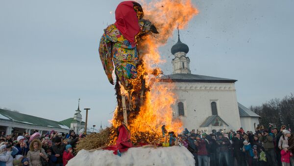 Участники масленичных гуляний в Суздале. Архивное фото. Участники масленичных гуляний в Суздале. Архивное фото.