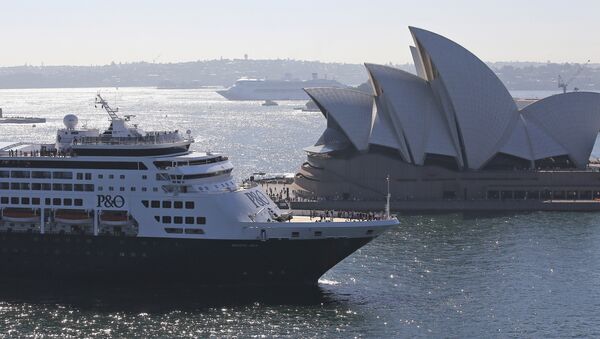 Круизный корабль компании P&O Cruises Australia проплывает мимо Сиднейского оперного театра Круизный корабль компании P&O Cruises Australia проплывает мимо Сиднейского оперного театра