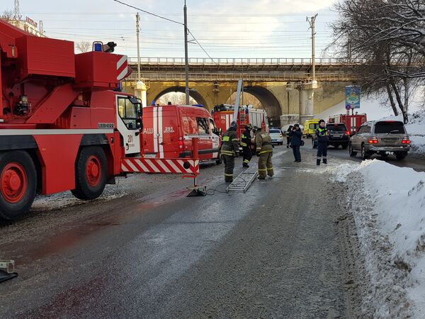Работа оперативных служб на месте падения машины в реку в центре Москвы. 12 февраля 2018 Работа оперативных служб на месте падения машины в реку в центре Москвы. 12 февраля 2018