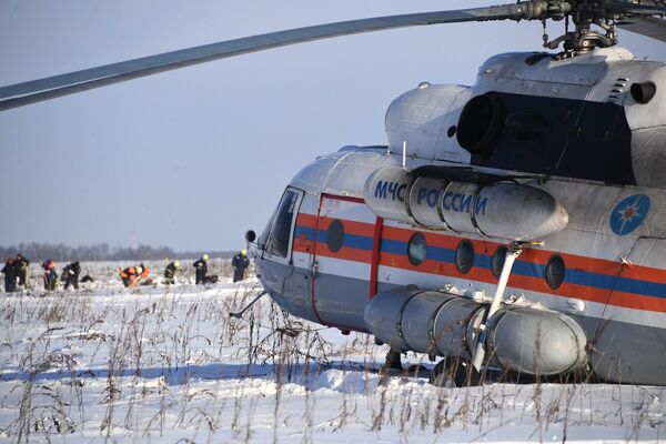 Вертолет МЧС России в Раменском районе Московской области, где самолет Ан-148 Саратовских авиалиний рейса 703 Москва-Орск потерпел крушение 11 февраля 2018 года Вертолет МЧС России в Раменском районе Московской области, где самолет Ан-148 Саратовских авиалиний рейса 703 Москва-Орск потерпел крушение 11 февраля 2018 года