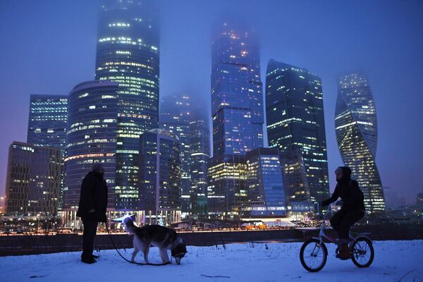 Прохожие гуляют на набережной Тараса Шевченко в Москве. На втором плане - Международный деловой центр Москва-Сити Прохожие гуляют на набережной Тараса Шевченко в Москве. На втором плане - Международный деловой центр Москва-Сити