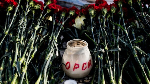 Цветы в память о жертвах крушения Ан-148 в Оренбурге. Архивное фото Цветы в память о жертвах крушения Ан-148 в Оренбурге. Архивное фото