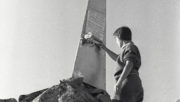 Женщина возлагает цветы к памятнику советским воинам на перевале Донгузорун Женщина возлагает цветы к памятнику советским воинам на перевале Донгузорун