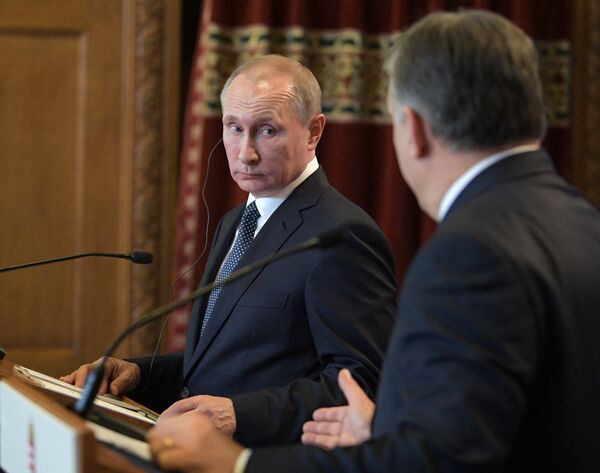 Президент РФ Владимир Путин и премьер-министр Венгрии Виктор Орбан во время совместной пресс-конференции по итогам встречи в Будапеште. 2 февраля 2017 Президент РФ Владимир Путин и премьер-министр Венгрии Виктор Орбан во время совместной пресс-конференции по итогам встречи в Будапеште. 2 февраля 2017