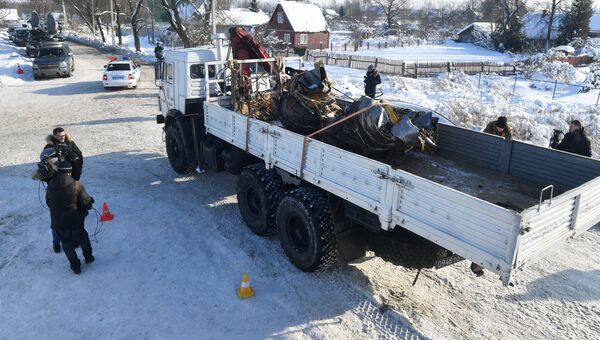 Автомашины МЧС России вывозят фрагменты самолета Ан-148 с места крушения в Раменском районе. Архивное фото Автомашины МЧС России вывозят фрагменты самолета Ан-148 с места крушения в Раменском районе. Архивное фото