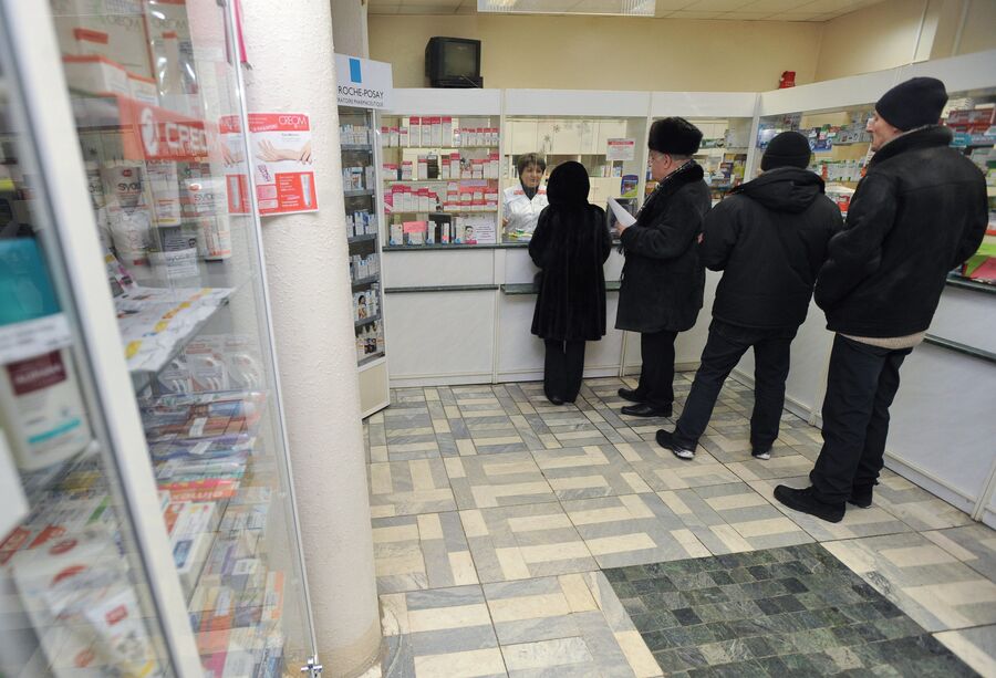 Покупатели стоят в очереди в аптеке Покупатели стоят в очереди в аптеке