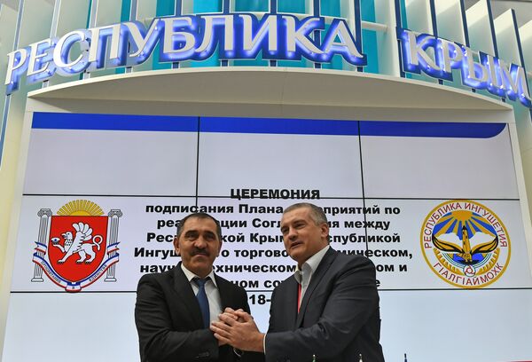 Глава Республики Ингушетия Юнус-Бек Евкуров и глава Республики Крым Сергей Аксёнов на Российском инвестиционном форуме (РИФ-2018) в Сочи Глава Республики Ингушетия Юнус-Бек Евкуров и глава Республики Крым Сергей Аксёнов на Российском инвестиционном форуме (РИФ-2018) в Сочи