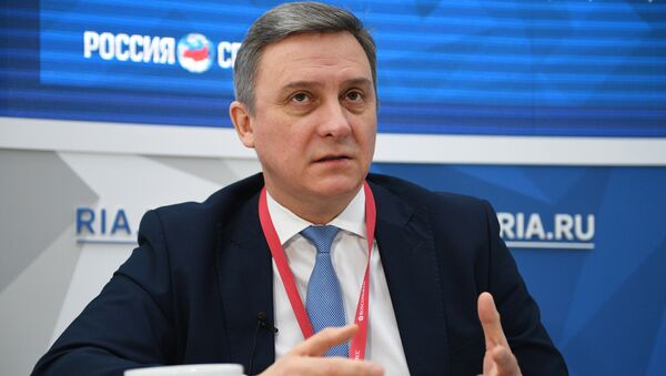 Руководитель Федерального агентства связи Олег Духовницкий во время интервью для сайта RIA.ru на Российском инвестиционном форуме в Сочи. 16 февраля 2018 Руководитель Федерального агентства связи Олег Духовницкий во время интервью для сайта RIA.ru на Российском инвестиционном форуме в Сочи. 16 февраля 2018