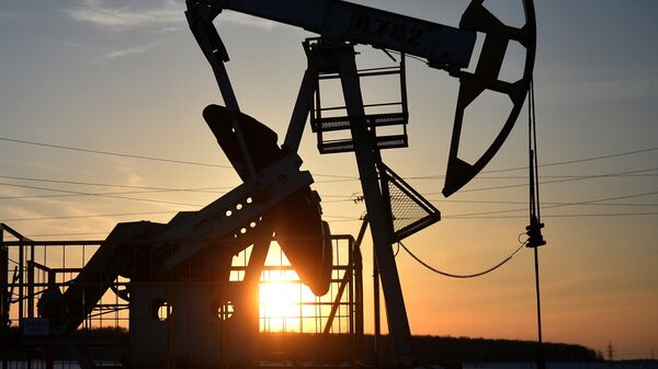Добыча нефти. Архивное фото Добыча нефти. Архивное фото
