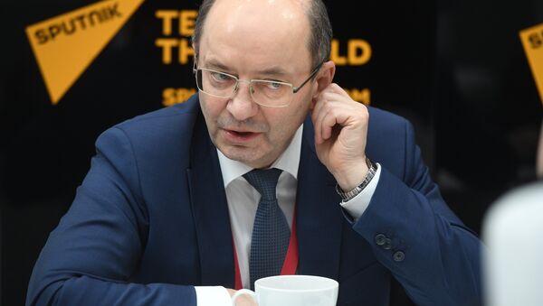Александр Мишарин во время интервью в студии радио Sputnik на Российском инвестиционном форуме (РИФ-2018) в Сочи Александр Мишарин во время интервью в студии радио Sputnik на Российском инвестиционном форуме (РИФ-2018) в Сочи