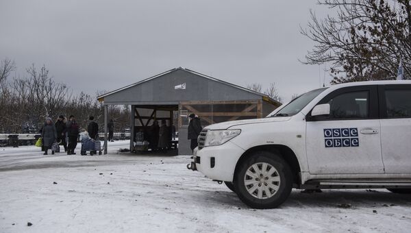 Автомобиль миссии ОБСЕ в районе временного пункта пропуска Станица Луганская между Украиной и Луганской народной республикой. Архивное фото Автомобиль миссии ОБСЕ в районе временного пункта пропуска Станица Луганская между Украиной и Луганской народной республикой. Архивное фото