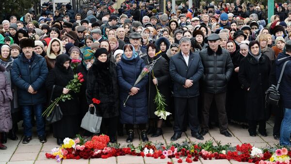 Горожане на похоронах убитых в результате стрельбы у собора Георгия Победоносца в Кизляре. 20 февраля 2018 Горожане на похоронах убитых в результате стрельбы у собора Георгия Победоносца в Кизляре. 20 февраля 2018