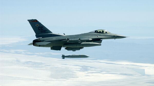 Многоцелевой истребитель F-16C во время сброса бомбы AGM-154 JSOW Многоцелевой истребитель F-16C во время сброса бомбы AGM-154 JSOW