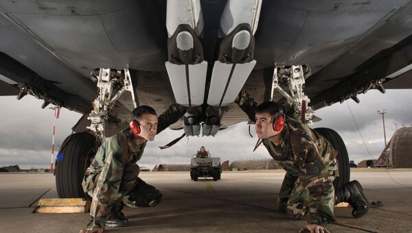 Установка бомбы GBU-39 на истребитель-бомбардировщик F-15E Strike Eagle Установка бомбы GBU-39 на истребитель-бомбардировщик F-15E Strike Eagle