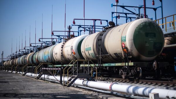 Цистерны на нефтебазе на территории Новороссийского морского торгового порта. Архивное фото Цистерны на нефтебазе на территории Новороссийского морского торгового порта. Архивное фото