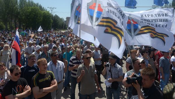 Участники митинга в поддержку ДНР на площади Ленина в Донецке. 18 мая 2014 Участники митинга в поддержку ДНР на площади Ленина в Донецке. 18 мая 2014