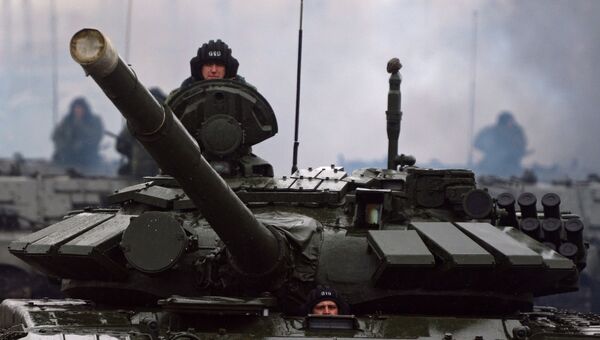 Военнослужащие на танке. Архивное фото Военнослужащие на танке. Архивное фото