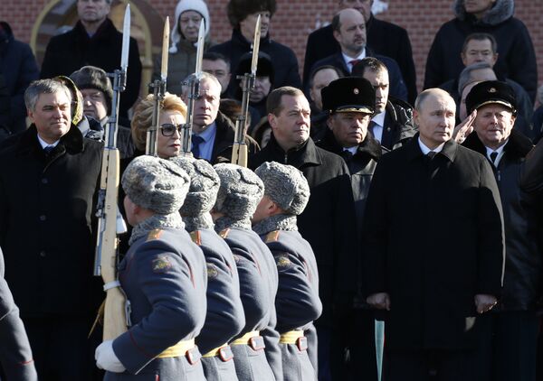 Президент РФ Владимир Путин на церемонии возложения венка к Могиле Неизвестного Солдата у Кремлёвской стены в День защитника Отечества. 23 февраля 2018 Президент РФ Владимир Путин на церемонии возложения венка к Могиле Неизвестного Солдата у Кремлёвской стены в День защитника Отечества. 23 февраля 2018