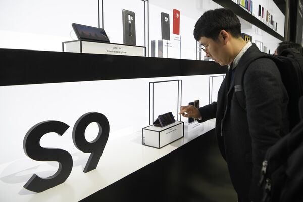 Новые смартфоны Samsung Galaxy S9 и S9+ на мероприятии Samsung Galaxy Unpacked 2018 в Барселоне. 25 февраля 2018 года Новые смартфоны Samsung Galaxy S9 и S9+ на мероприятии Samsung Galaxy Unpacked 2018 в Барселоне. 25 февраля 2018 года