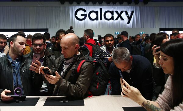 Люди во время презентации новых смартфонов Samsung Galaxy S9 и S9+ на мероприятии Samsung Galaxy Unpacked 2018 в Барселоне, Испания. 25 февраля 2018 года Люди во время презентации новых смартфонов Samsung Galaxy S9 и S9+ на мероприятии Samsung Galaxy Unpacked 2018 в Барселоне, Испания. 25 февраля 2018 года