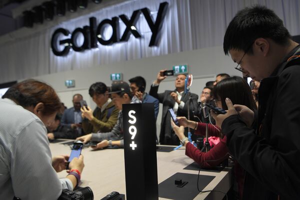 Люди во время презентации нового смартфона Samsung Galaxy S9+ на мероприятии Samsung Galaxy Unpacked 2018 в Барселоне, Испания. 25 февраля 2018 года Люди во время презентации нового смартфона Samsung Galaxy S9+ на мероприятии Samsung Galaxy Unpacked 2018 в Барселоне, Испания. 25 февраля 2018 года
