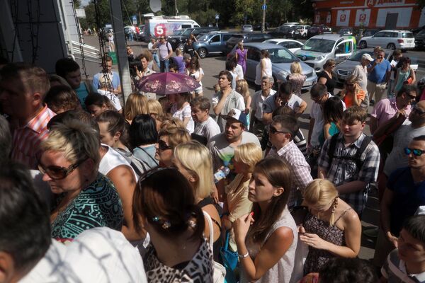 Очередь у входа в офис турфирмы Лабиринт в Москве Очередь у входа в офис турфирмы Лабиринт в Москве