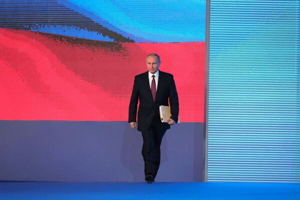 Владимир Путин перед началом выступления с ежегодным посланием Федеральному Собранию в ЦВЗ Манеж. 1 марта 2018 Владимир Путин перед началом выступления с ежегодным посланием Федеральному Собранию в ЦВЗ Манеж. 1 марта 2018