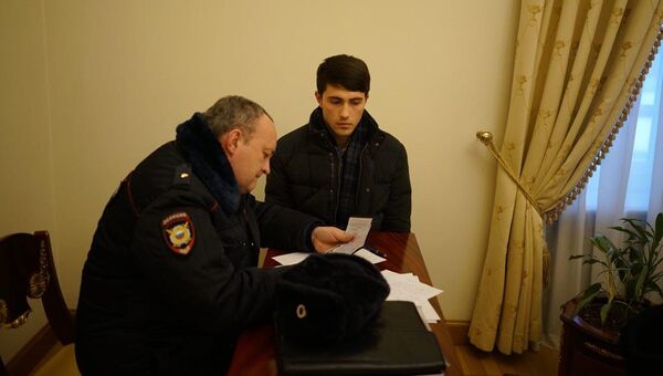 Мужчина, плеснувший водой в Ксению Собчак, в отделе полиции. 4 марта 2018 Мужчина, плеснувший водой в Ксению Собчак, в отделе полиции. 4 марта 2018