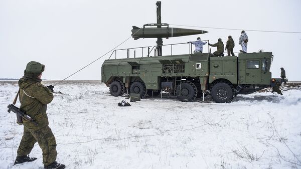 Подготовка к боевому пуску баллистической ракеты оперативно-тактического ракетного комплекса Искандер-М Подготовка к боевому пуску баллистической ракеты оперативно-тактического ракетного комплекса Искандер-М