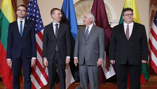 МИД Эстонии Свен Миксер, МИД Латвии Эдгарс Ринкевичс, государственный секретарь США Рекс Тиллерсон и МИД Литвы Линас Антанас Линкевичюс. Архивное фото МИД Эстонии Свен Миксер, МИД Латвии Эдгарс Ринкевичс, государственный секретарь США Рекс Тиллерсон и МИД Литвы Линас Антанас Линкевичюс. Архивное фото