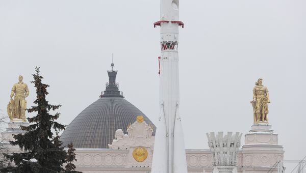 Макет ракеты-носителя «Восток» перед павильоном «Космос» на ВДНХ. Архивное фото Макет ракеты-носителя «Восток» перед павильоном «Космос» на ВДНХ. Архивное фото