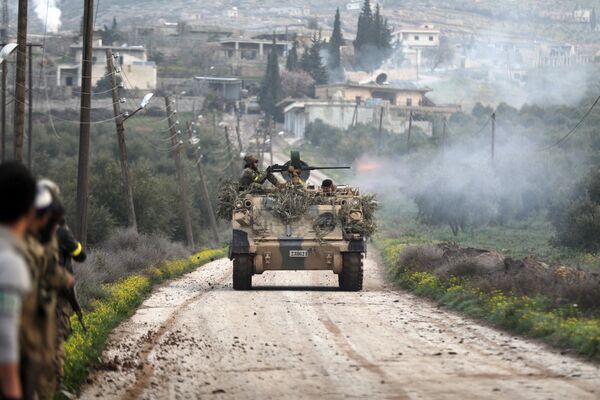 Боец ССА стреляет из танка в Раджо, Сирия Боец ССА стреляет из танка в Раджо, Сирия