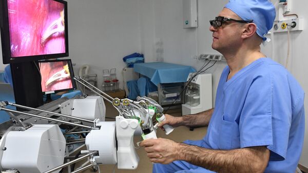 Главный уролог Минздрава РФ Дмитрий Пушкарь проводит с помощью уникального российского робота-хирурга первую операцию на животном
