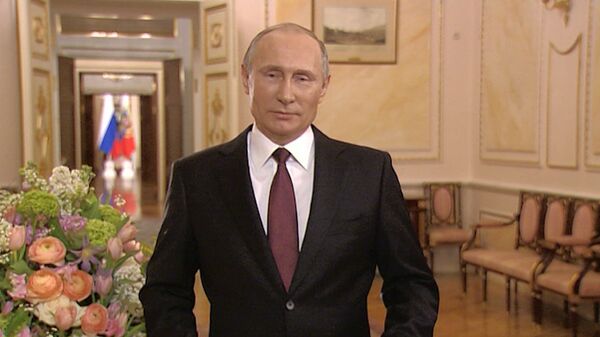 Путин поздравил всех женщин России с 8 марта и прочитал стихотворение Путин поздравил всех женщин России с 8 марта и прочитал стихотворение