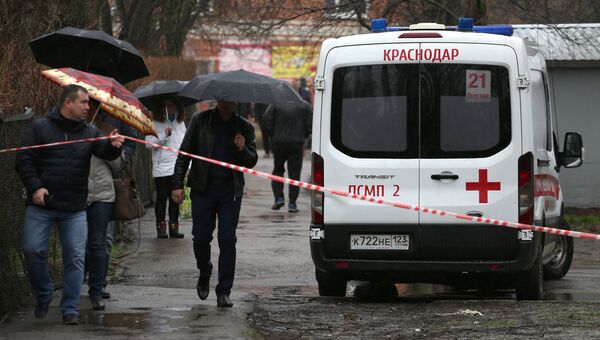 Автомобиль скорой помощи рядом с жилым домом на Славянской улице в Краснодаре, где произошел взрыв газа. 10 марта 2018 Автомобиль скорой помощи рядом с жилым домом на Славянской улице в Краснодаре, где произошел взрыв газа. 10 марта 2018