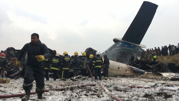 Спасатели на месте крушения самолета авиакомпании US-Bangla Airlines в Катманду, Непал. 12 марта 2018 Спасатели на месте крушения самолета авиакомпании US-Bangla Airlines в Катманду, Непал. 12 марта 2018