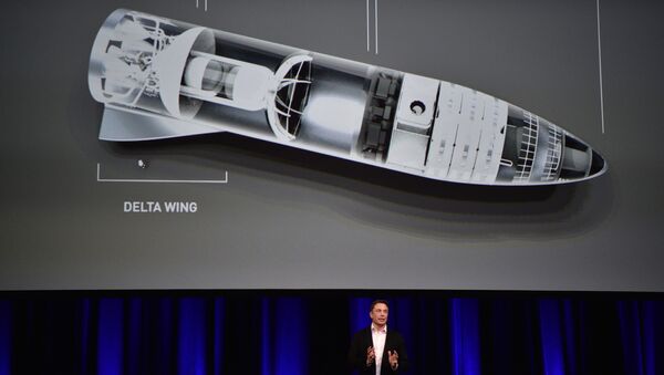 Глава SpaceX Илон Маск во время демонстрации устройства ракеты BFR на Международной астронавтической конференции Глава SpaceX Илон Маск во время демонстрации устройства ракеты BFR на Международной астронавтической конференции