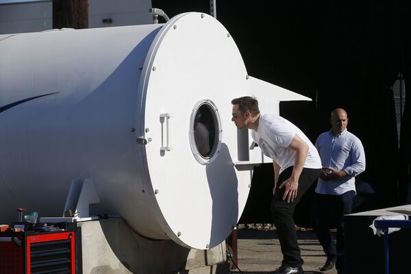 Илон Маск заглядывает в испытательный трек Hyperloop в Калифорнии Илон Маск заглядывает в испытательный трек Hyperloop в Калифорнии