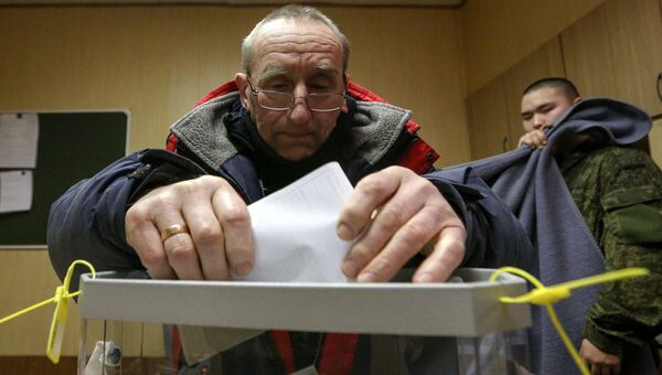 Мужчина во время досрочного голосования на выборах президента РФ в Мурманской области. 13 марта 2018 Мужчина во время досрочного голосования на выборах президента РФ в Мурманской области. 13 марта 2018