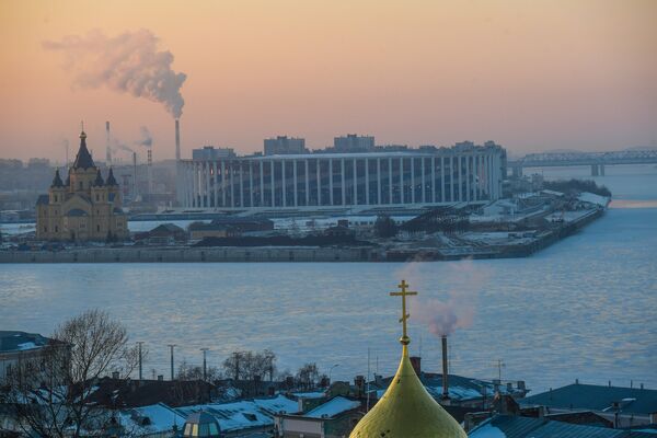 Стадион Нижний Новгород, где пройдут матчи чемпионата мира по футболу 2018. Слева: Александро-Невский Новоярмарочный собор Стадион Нижний Новгород, где пройдут матчи чемпионата мира по футболу 2018. Слева: Александро-Невский Новоярмарочный собор
