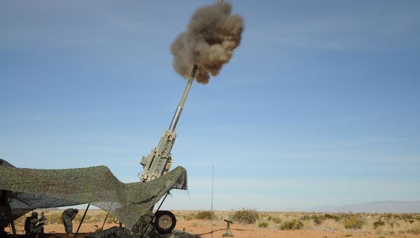 Запуск M982 Excalibur 155 мм из ствола гаубицы M777 во время стрельбы, США Запуск M982 Excalibur 155 мм из ствола гаубицы M777 во время стрельбы, США