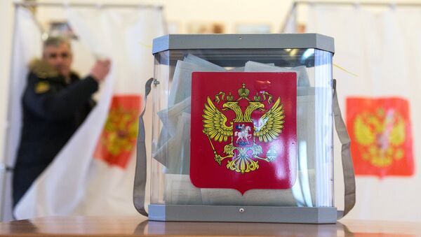 Урна для голосования на избирательном участке. Архивное фото Урна для голосования на избирательном участке. Архивное фото