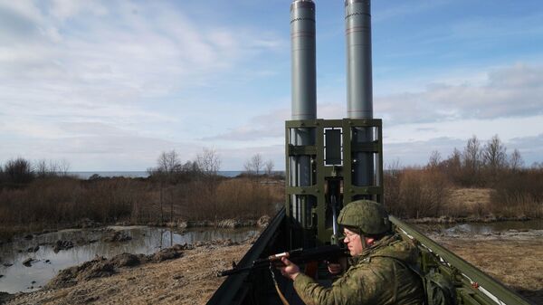 Военнослужащий во время тактических учений береговых ракетных войск Балтийского флота Военнослужащий во время тактических учений береговых ракетных войск Балтийского флота